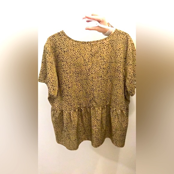 Three button front Leopard print peplum top - Picture 2 of 4